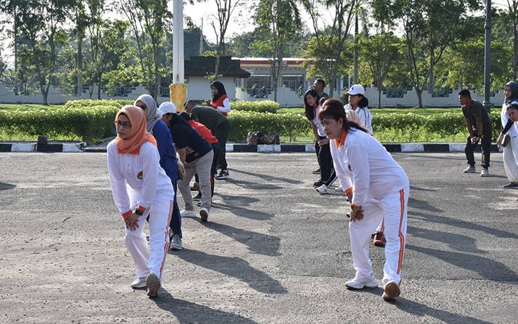 Ratusan Ibu TP-PKK dan DWP se-Kabupaten Kapuas Senam Bersama
