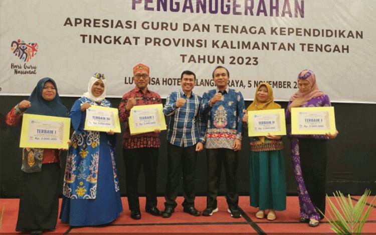 Guru di Kotim Mendapat Penganugerahan Penghargaan
