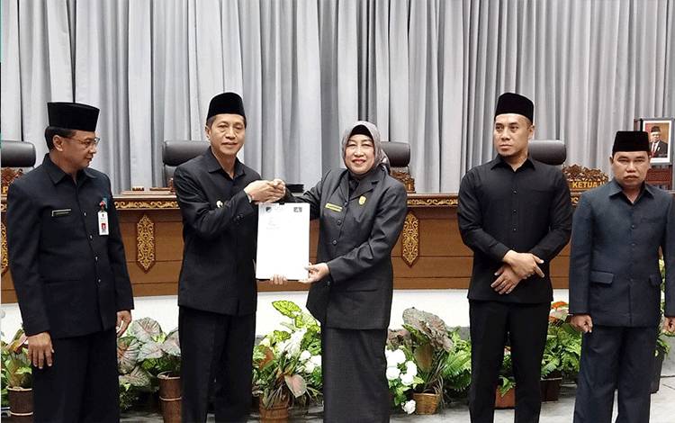 Pj Bupati Barito Utara Terima Penyampaian Pemandangan Umum Fraksi Terkait Dua Raperda