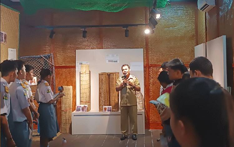 Disbudpar Gunung Mas Kenalkan Budaya Tradisional kepada Siswa SMA