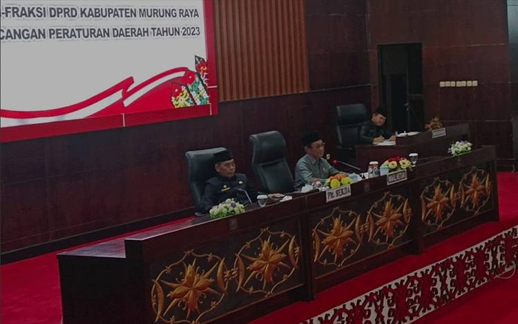 Plt Sekda Mura Dengarkan Pemandangan Umum Fraksi DPRD