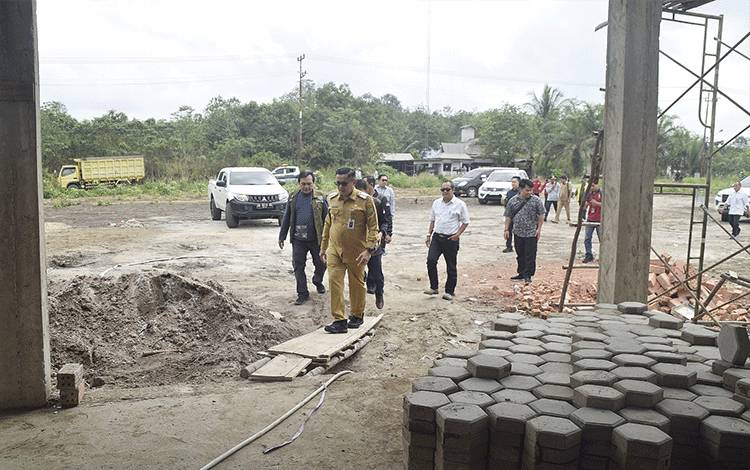 Pj Bupati Barito Timur: Kontraktor Wajib Pasang Plang Proyek pada Setiap Pekerjaan