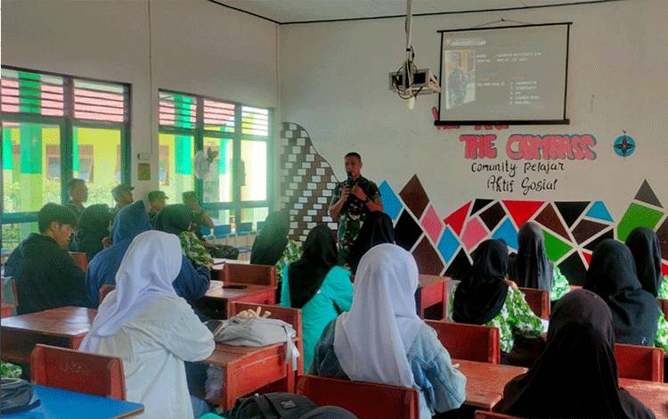 Danramil 1011-08 Matangai, Kapten Inf Ignatius Redy saat beri materi wawasan kebangsaan di SMA Ubudiyah, Desa Mantangai Hilir, Rabu, 8 November 2023. (FOTO: IST)