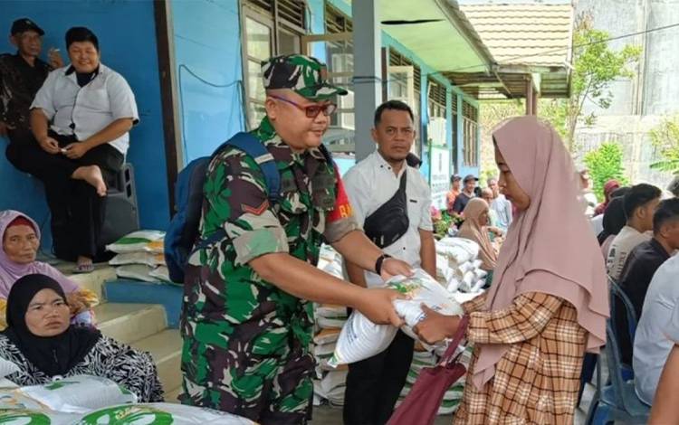 TNI Dampingi Penyaluran Bantuan Pangan di Kapuas??