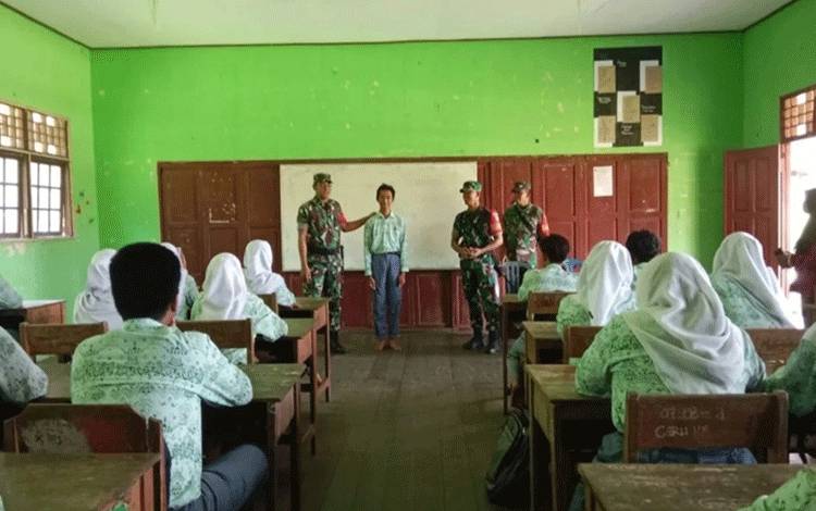 TNI Sosialisasikan Nilai Pancasila Terhadap Pelajar SMA Negeri 1 Tamban Catur?