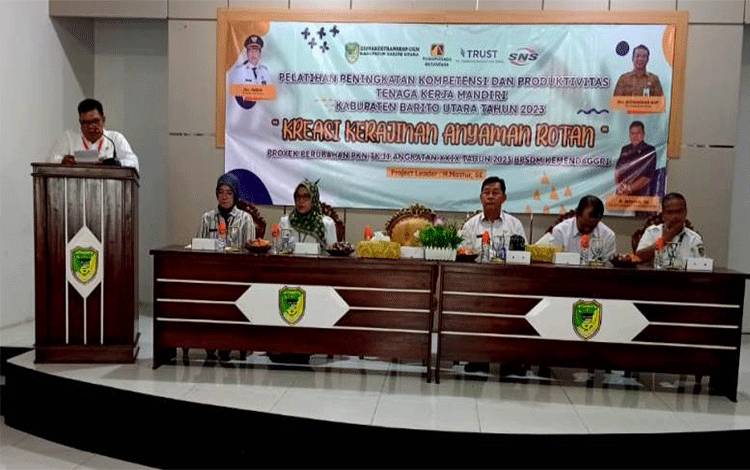 Disnakertranskop UKM Barito Utara Gelar Pelatihan Kerajinan Anyaman Rotan