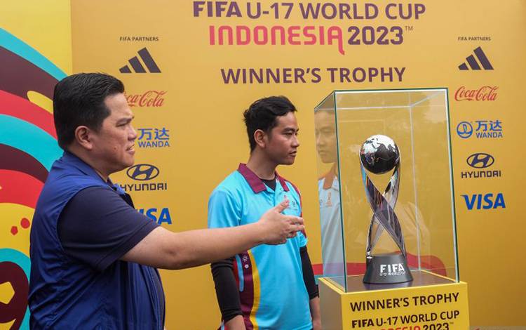 Erick Thohir Sambut Presiden FIFA setelah Tiba di Indonesia
