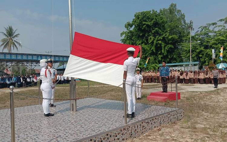 Upacara Peringatan Hari Pahlawan ke-78 di Kecamatan Kapuas Kuala Berlangsung Khidmat