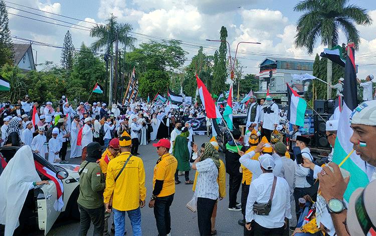 Ribuan Masyarakat Ikuti Aksi Bela Palestina di Bundaran Sampit