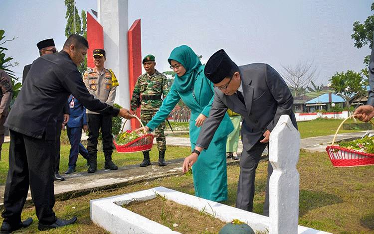 Peringati Hari Pahlawan, Pj Bupati Kapuas Bersama Unsur Forkopimda Ziarah ke TMP