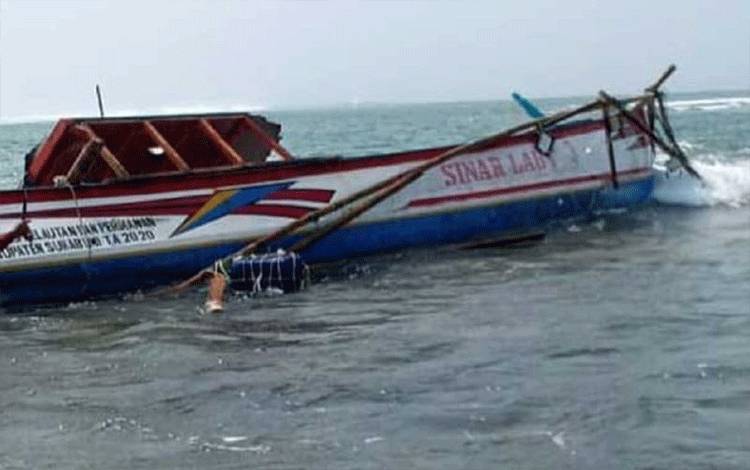 Seorang ABK Tewas Setelah Perahunya Terbalik Diterjang Ombak Besar