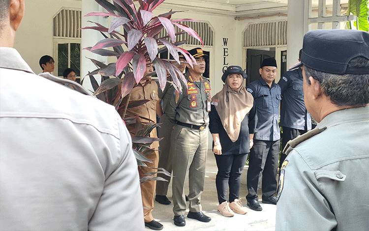 Bawaslu Palangka Raya Tertibkan Alat Peraga Sosialisasi