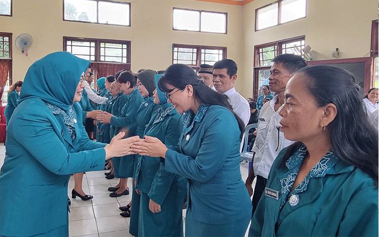 Pj Ketua TP PKK Barito Timur Lantik Pengurus Tingkat Desa se-Kecamatan Paku