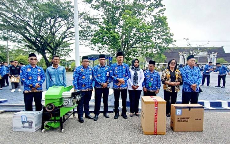 Disnakertranskop UKM Barito Utara Serahkan Bansos untuk 4 Bidang