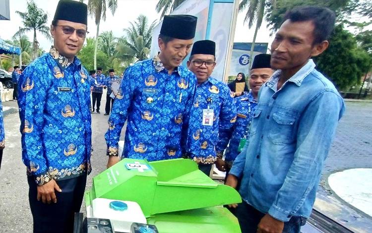 Peserta Pelatihan Bidang Koperasi, BLK dan Transmigrasi Terima Bansos dari Disnakertranskop UKM