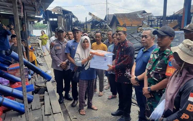 Warga Terdampak Kebakaran Rumah di Mandomai Terima Bantuan