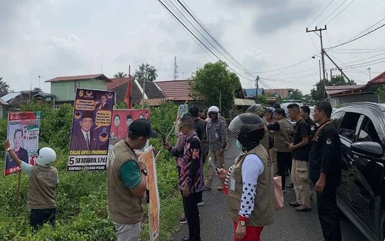 Bawaslu Kapuas Tertibkan Alat Peraga Sosialisasi