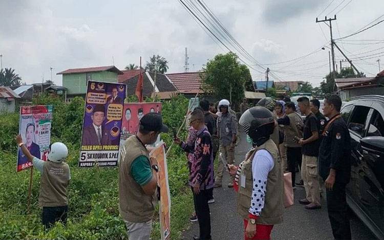 Bawaslu Kapuas Lakukan Penertiban Alat Peraga Sosialisasi Caleg