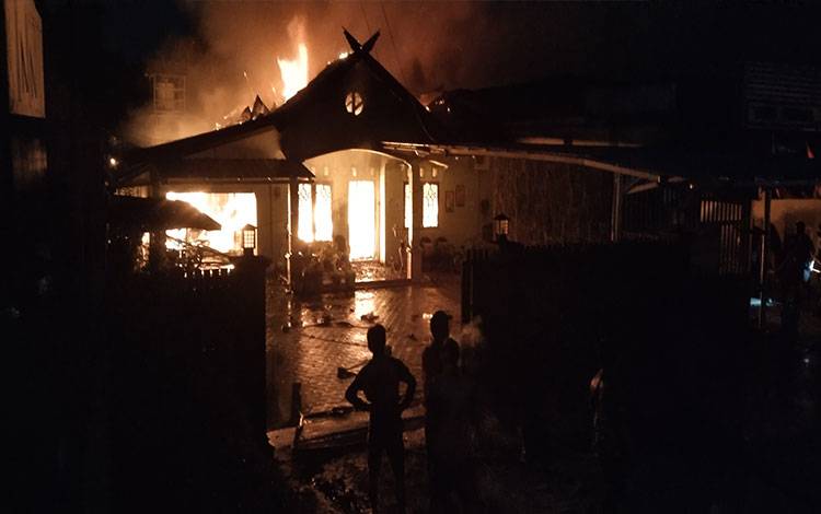 Rumah dan Toko Milik Sekdis Kominfo Katingan di Jalan Soekarno-Hatta Terbakar