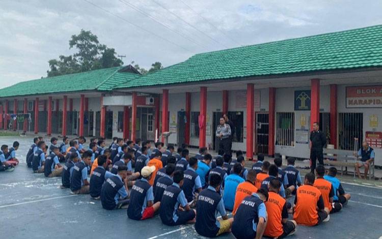 Kepala Rutan Kuala Kapuas Ajak WBP Jaga Kebersihan Blok Hunian