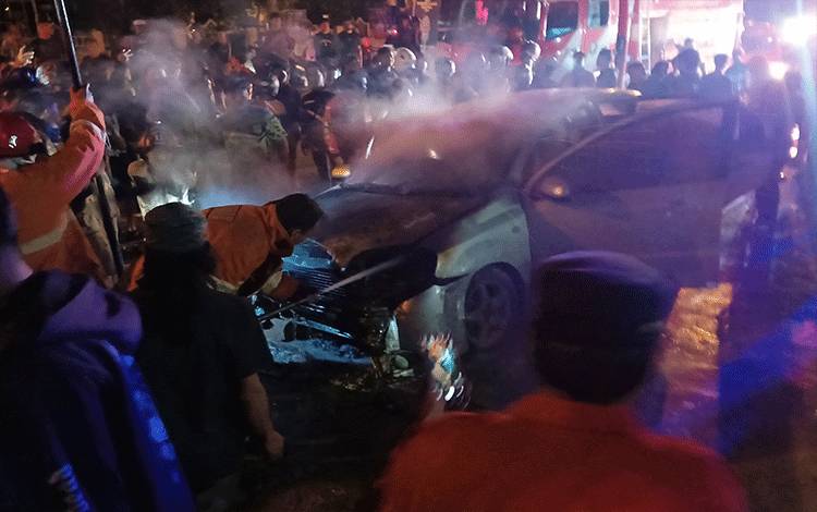 Mobil Sedan Chevrolet Terbakar di Jalan Ahmad Yani Palangka Raya