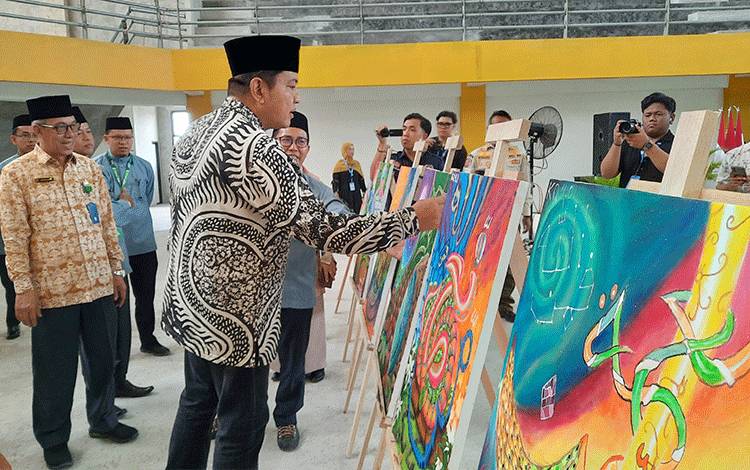 Pj Bupati Kobar Tinjau Cabang Lomba Seni Kaligrafi Al Quran MTQH Kalteng