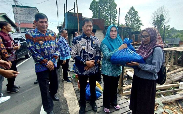 Pj Bupati dan Ketua TP PKK Serahkan Bantuan Logistik Kepada Korban Kebakaran