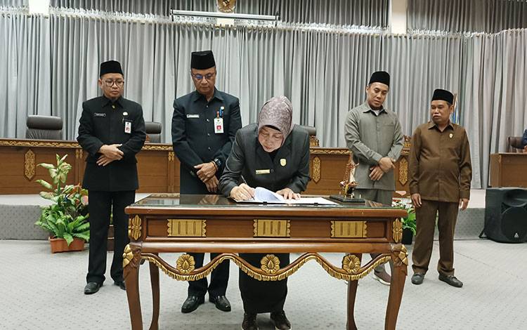 Seluruh Fraksi DPRD Barito Utara Setujui 2 Raperda Dijadikan Perda