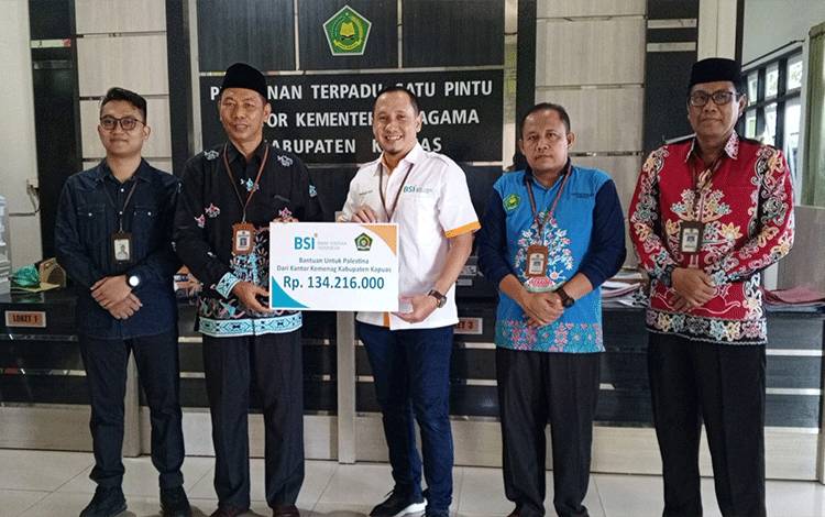 Peduli Kemanusiaan, Kemenag Kapuas Salurkan Donasi untuk Palestina