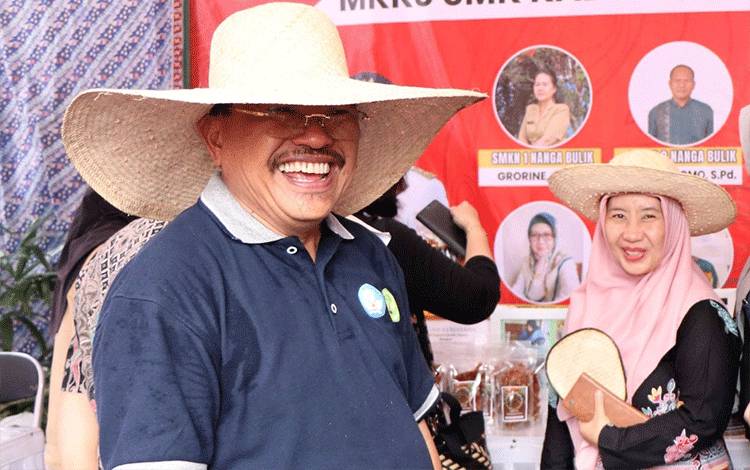 Sekda Kalteng Kunjungi Stan Inovasi Pendidikan Kalteng