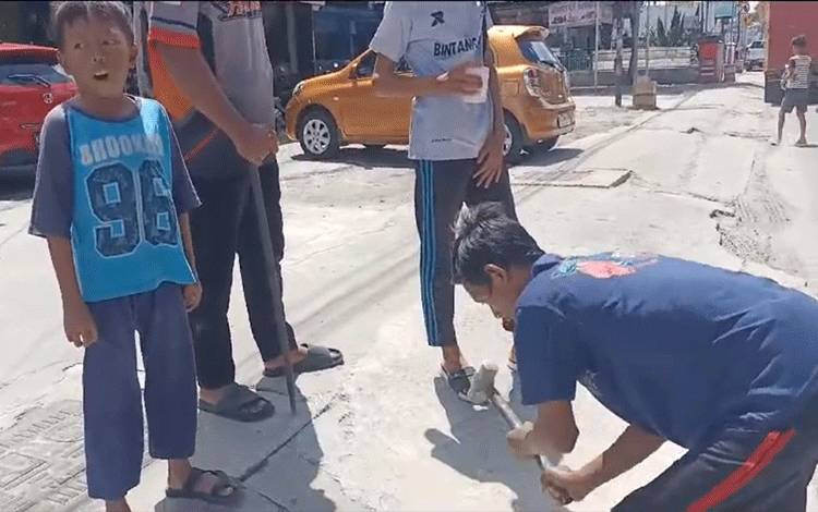 Seorang Bocah Tirukan Suara Sirine Saat Perbaikan Drainase di Palangka Raya
