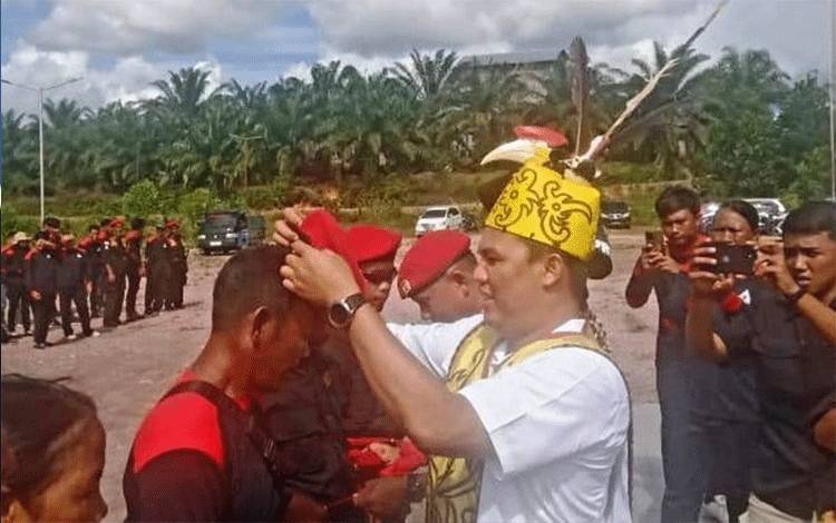 Ketua DAD Lamandau Kukuhkan Pengurus Batamad Sematu Jaya