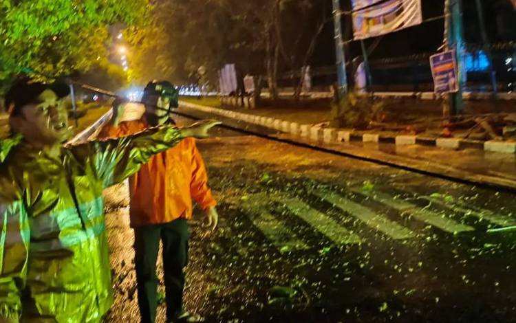 Warga Palangka Raya Diimbau Tak Berkendara saat Hujan Disertai Angin Kencang
