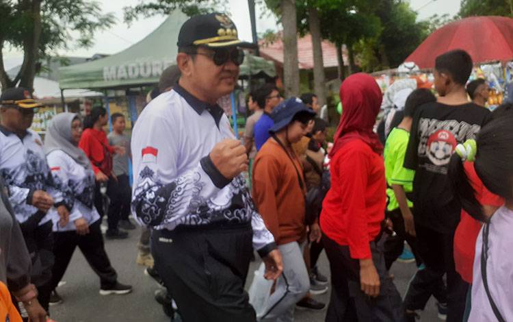 Pemkab Kobar Rayakan HUT ke-78 PGRI dan HGN dengan Jalan Sehat Bersama Masyarakat