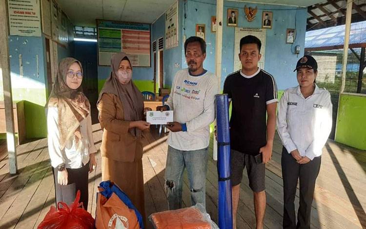 Warga Terdampak Kebakaran Rumah di Desa Bentuk Jaya Terima Bantuan