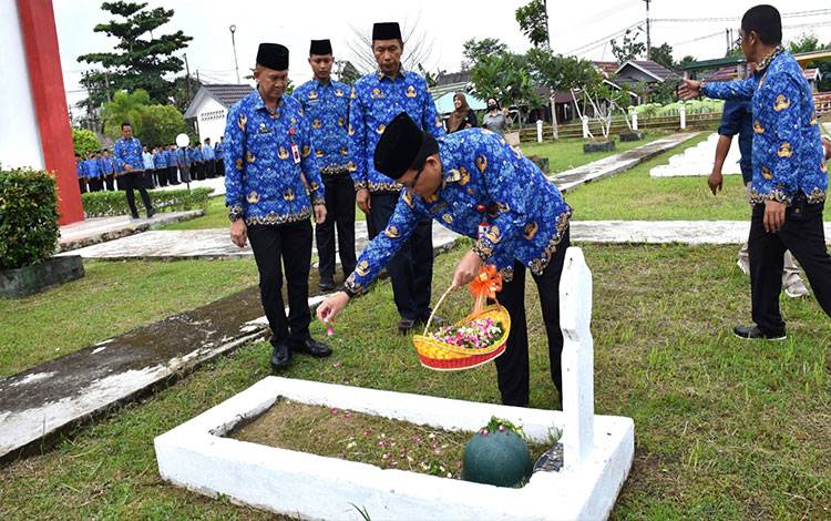 Jajaran Pemkab Kapuas Ziarah ke TMP Kencana dalam Rangka Peringati HUT ke-52 Korpri