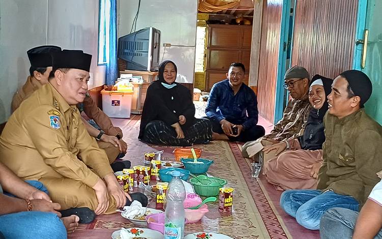 Bupati Kotim Kunjungi Rumah Duka Tokoh Masyarakat di Kota Besi?