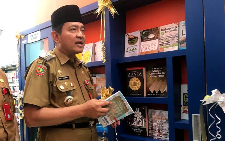 Pj Bupati Kobar Berharap Ada Penambahan Buku Pantun Seloka Pelestarian Budaya Kutaringin?