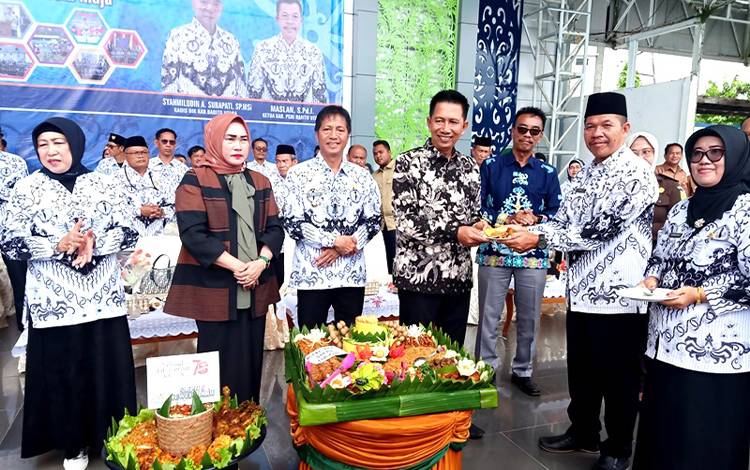 Pj Bupati Barito Utara Hadiri Peringatan Puncak HUT PGRI dan HGN