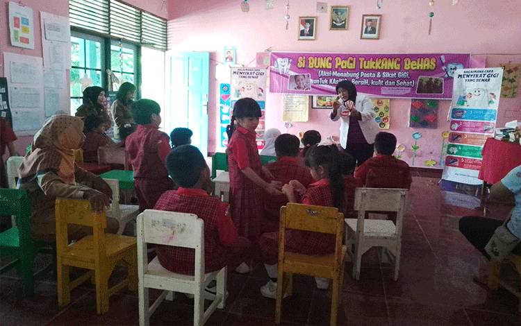 Siswa TK Tunas Rimba I Diajarkan Gosok Gigi Sesuai Jadwal