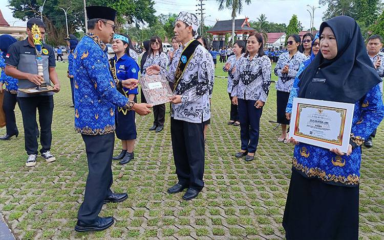 Pemkab Bartim Gelar Upacara Peringatan HUT Korpri, PGRI, Hari Guru Nasional dan Hari Kesehatan Nasional