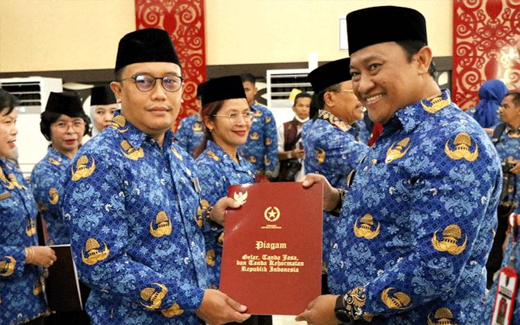 49 ASN Pensiun Menerima Penghargaan Satyalancana Karya Satya dari Pemprov Kalteng
