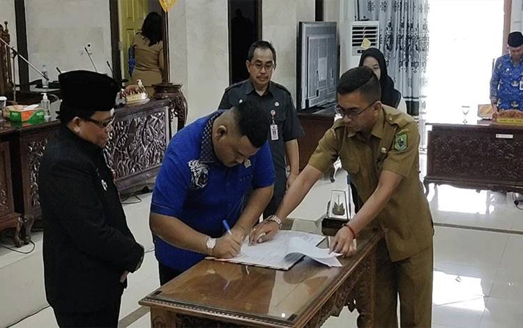 Paripurna DPRD Kapuas Menandatangani Raperda Perubahan Penambahan Penyertaan Modal Bank Kalteng