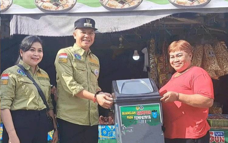 Bupati Gunung Mas Bagikan Tempat Sampah kepada Para Pedagang ?di Pasar