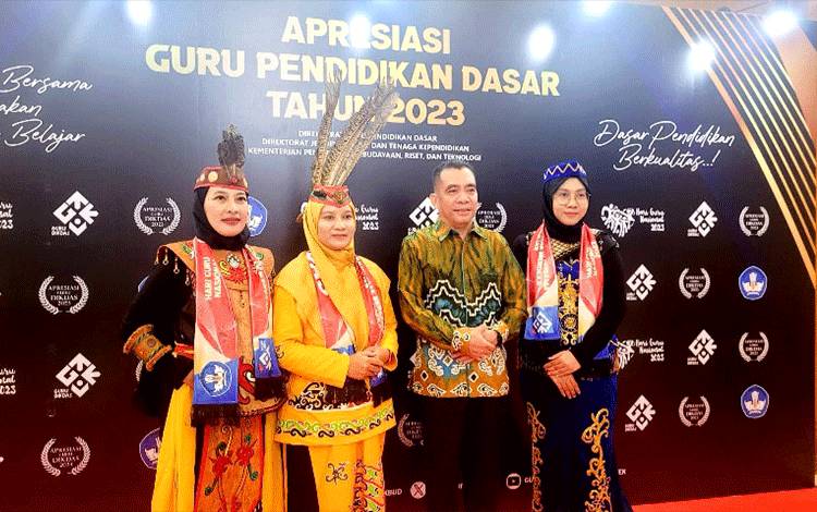 Kadis Pendidikan Barito Utara bersama Fitria Yunita guru SMP Negeri 1 Muara Teweh yang mewakili Kalteng ditingkat Nasional. (Foto: Dhani)?