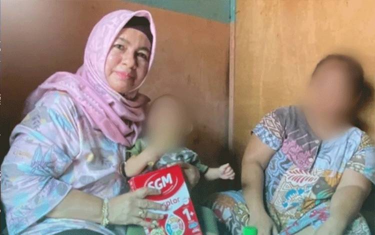 Kepala BPPRD Palangka Raya Serahkan Bantuan Makanan dan Susu untuk Anak-Anak