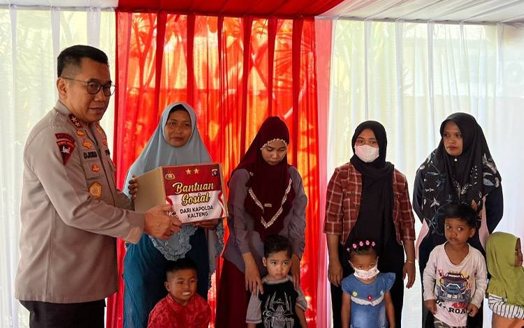 Kapolda Kalteng Salurkan Bantuan Sosial