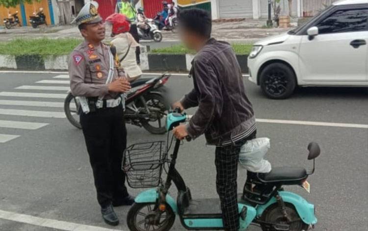 Kasatlantas Polresta Palangka Raya Mengedukasi Pelanggar Lalu Lintas