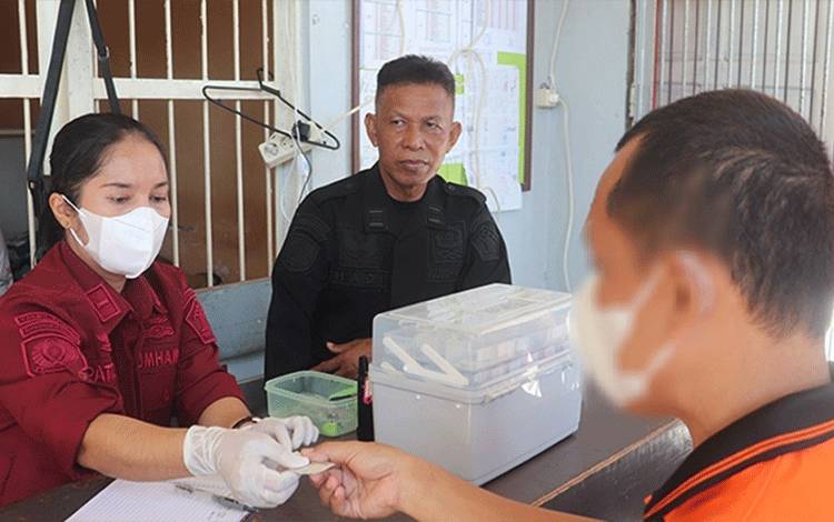 Tim Medis Rutan Kapuas Lakukan Inspeksi Langsung ke Blok Hunian