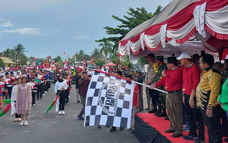 Sambut Natal, Ribuan Umat Kristiani di Kapuas Antusias Ikuti Pawai Lilin 2023